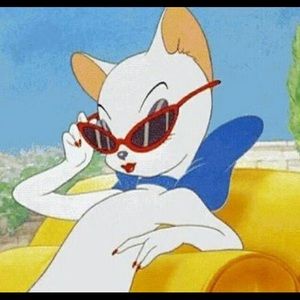 Meet your Posher, Claudia